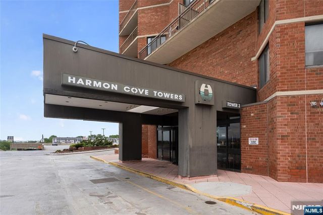 1020 Harmon Cove Tower 1020, Secaucus, NJ 07094