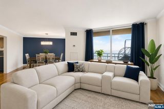 1020 Harmon Cove Tower, Secaucus, NJ 07094