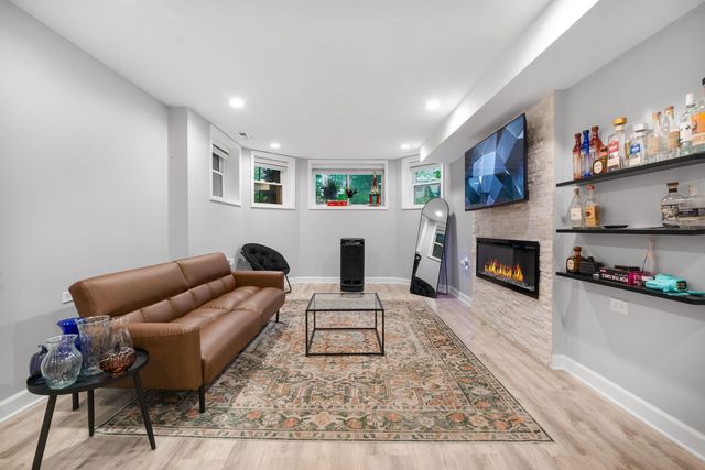 1135 W Farwell Avenue G, Chicago, IL 60626