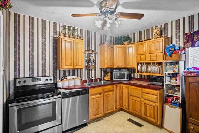 2736 Kenwood Dr, Hopkinsville, KY 42240