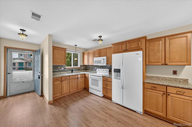 30336 Wedgewood Circle, Roseville, MI 48066