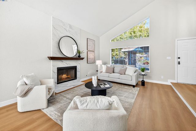 5075 Canyon Crest Dr, San Ramon, CA 94582