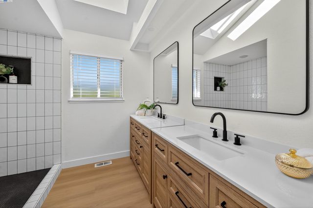 5075 Canyon Crest Dr, San Ramon, CA 94582