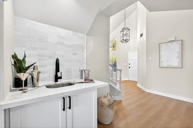 5075 Canyon Crest Dr, San Ramon, CA 94582