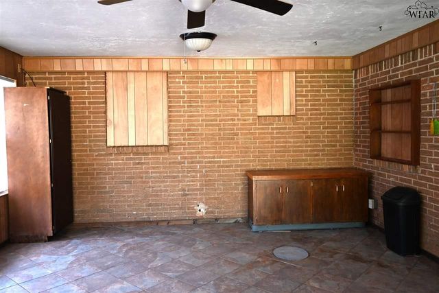 1956 N HWY 79, Wichita Falls, TX 76301