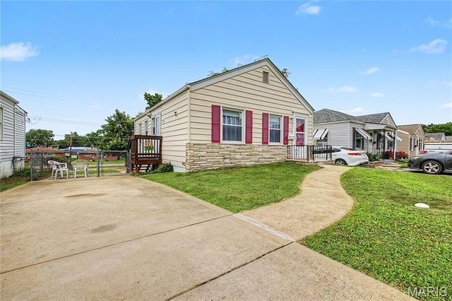 10725 Saint Lawrence Lane, St Ann, MO 63074