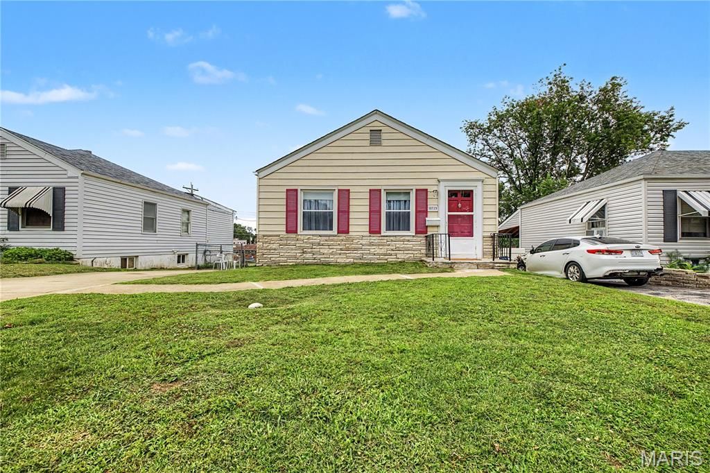 10725 Saint Lawrence Lane, St Ann, MO 63074