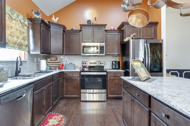 135 CHESNUT RIDGE DR, Oakland, TN 38060