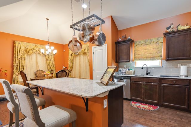 135 CHESNUT RIDGE DR, Oakland, TN 38060