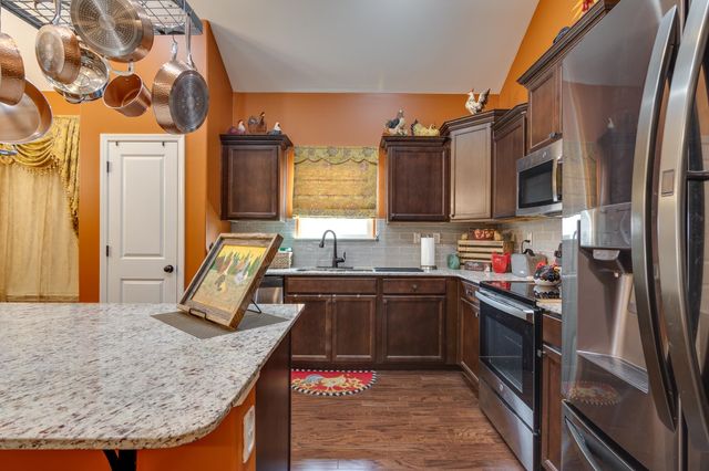 135 CHESNUT RIDGE DR, Oakland, TN 38060