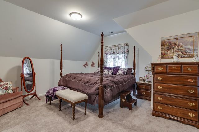 135 CHESNUT RIDGE DR, Oakland, TN 38060