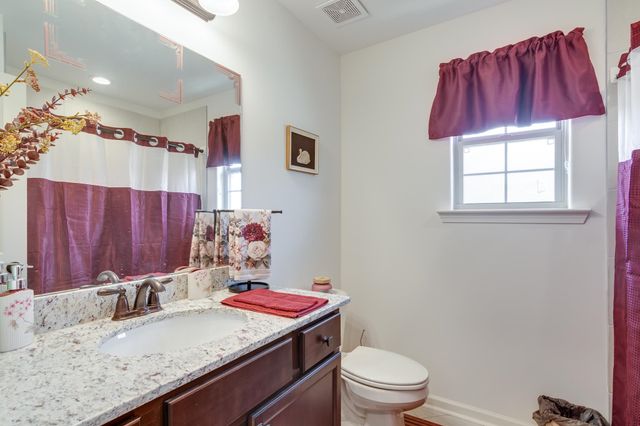 135 CHESNUT RIDGE DR, Oakland, TN 38060