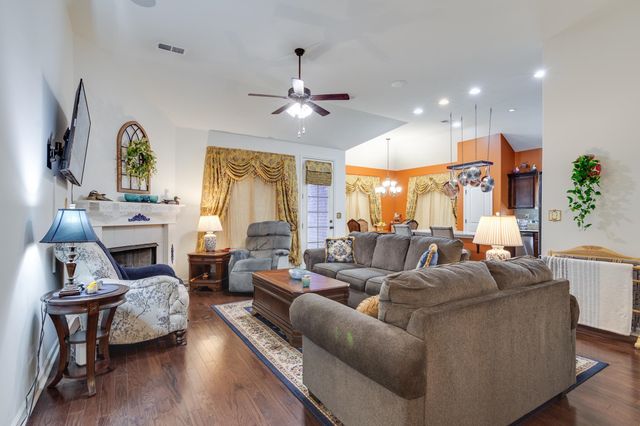 135 CHESNUT RIDGE DR, Oakland, TN 38060