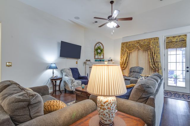 135 CHESNUT RIDGE DR, Oakland, TN 38060