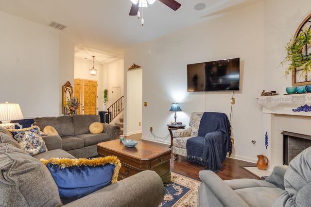 135 CHESNUT RIDGE DR, Oakland, TN 38060