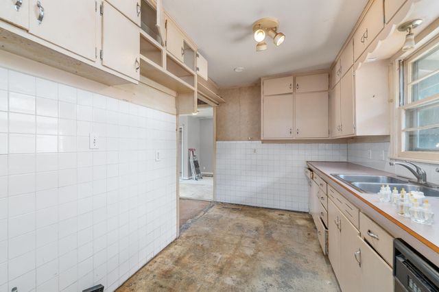 1037 Inverness Dr, Wichita, KS 67218