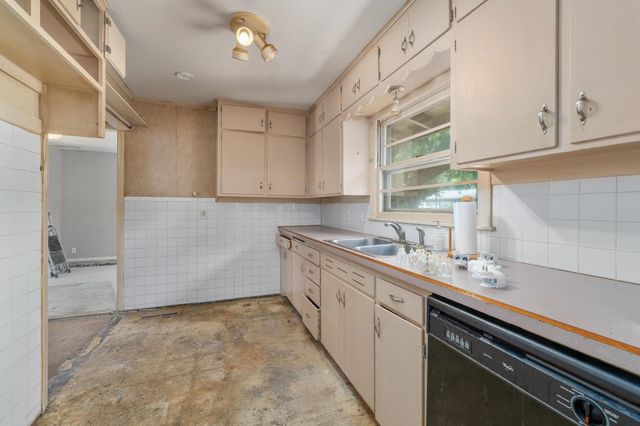 1037 Inverness Dr, Wichita, KS 67218