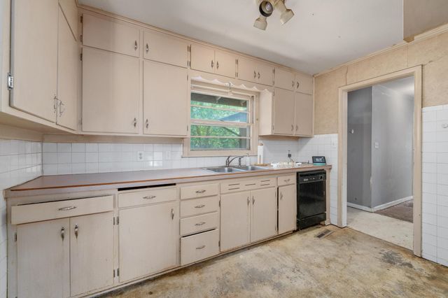 1037 Inverness Dr, Wichita, KS 67218