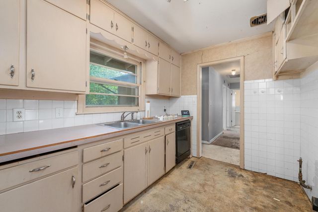 1037 Inverness Dr, Wichita, KS 67218
