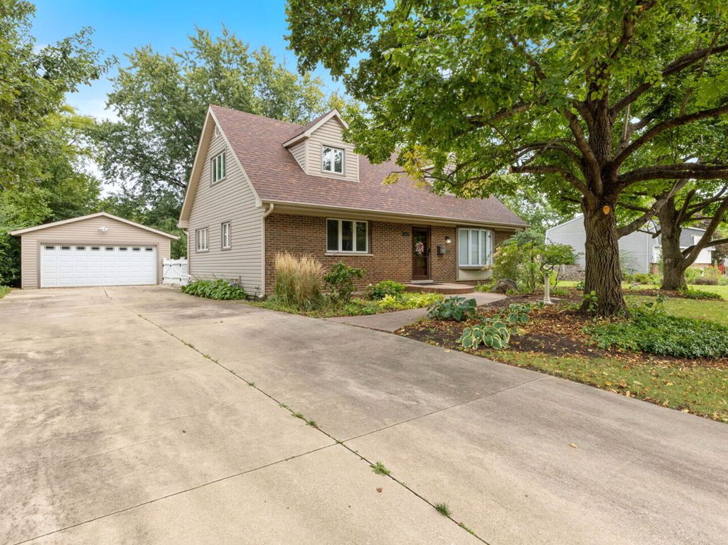 1937 Nottingham Lane, Wheaton, IL 60189 — photo 2