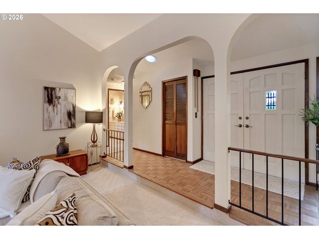 19955 Nw NESTUCCA Dr, Portland, OR 97229