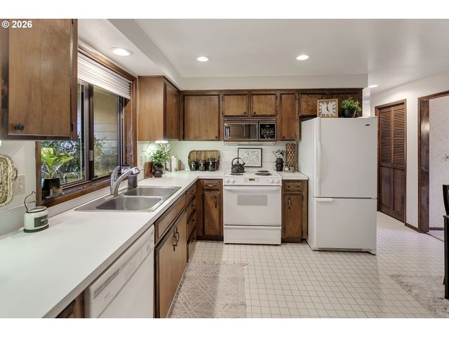 19955 Nw NESTUCCA Dr, Portland, OR 97229