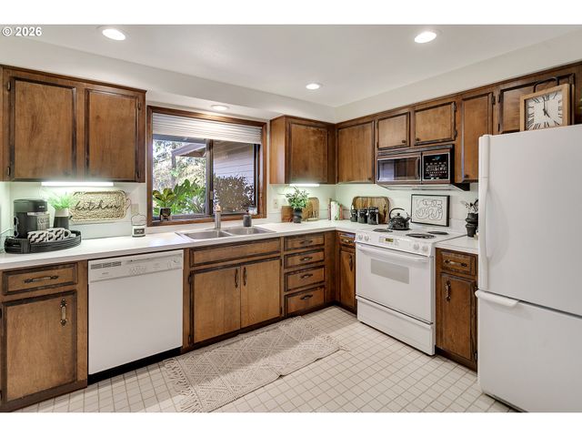 19955 Nw NESTUCCA Dr, Portland, OR 97229