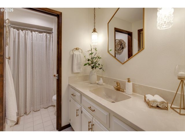 19955 Nw NESTUCCA Dr, Portland, OR 97229