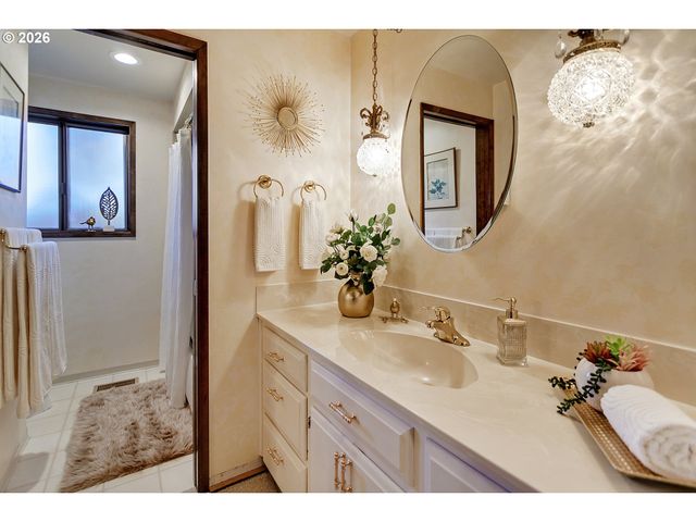 19955 Nw NESTUCCA Dr, Portland, OR 97229