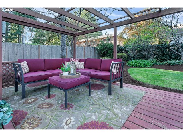 19955 Nw NESTUCCA Dr, Portland, OR 97229