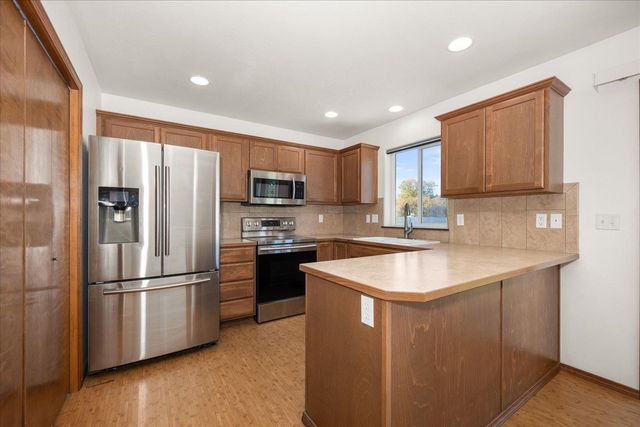 520 S McKee St, Greenacres, WA 99016