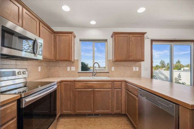 520 S McKee St, Greenacres, WA 99016