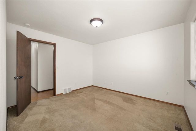 520 S McKee St, Greenacres, WA 99016