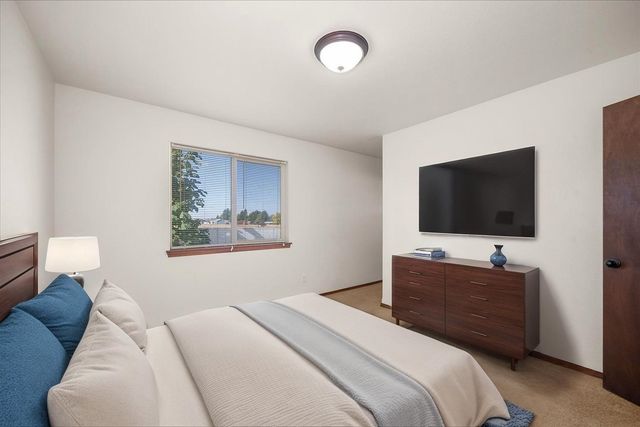 520 S McKee St, Greenacres, WA 99016