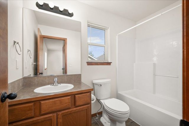 520 S McKee St, Greenacres, WA 99016