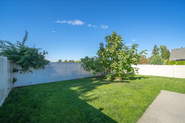 520 S McKee St, Greenacres, WA 99016