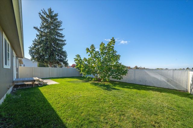 520 S McKee St, Greenacres, WA 99016