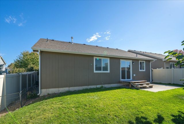 520 S McKee St, Greenacres, WA 99016