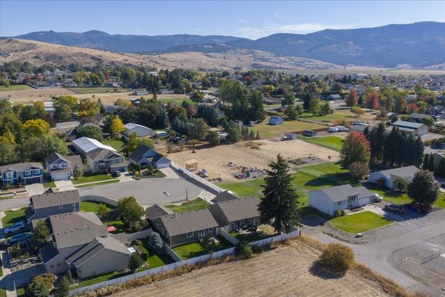 520 S McKee St, Greenacres, WA 99016