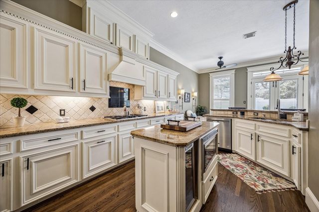 102 Vieux Carre Drive, Houston, TX 77009