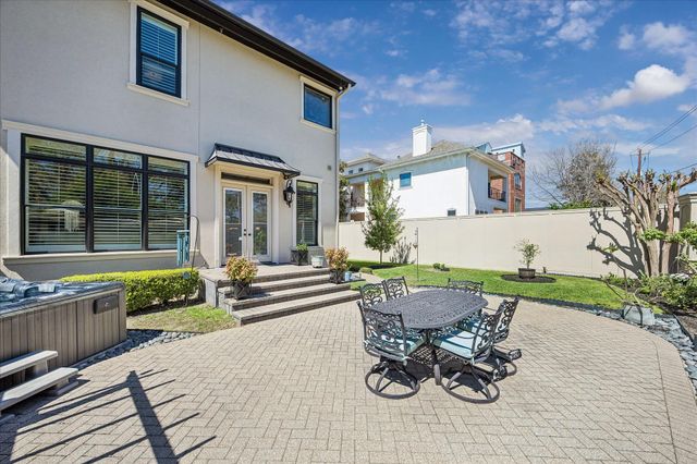 102 Vieux Carre Drive, Houston, TX 77009