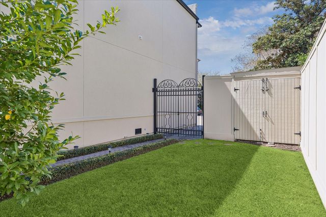 102 Vieux Carre Drive, Houston, TX 77009