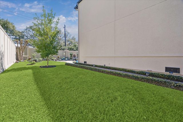 102 Vieux Carre Drive, Houston, TX 77009