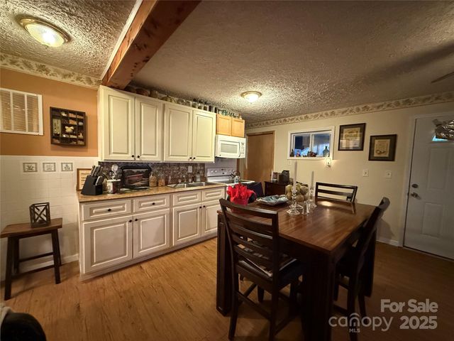 201 Mountain Vista Road, Canton, NC 28716
