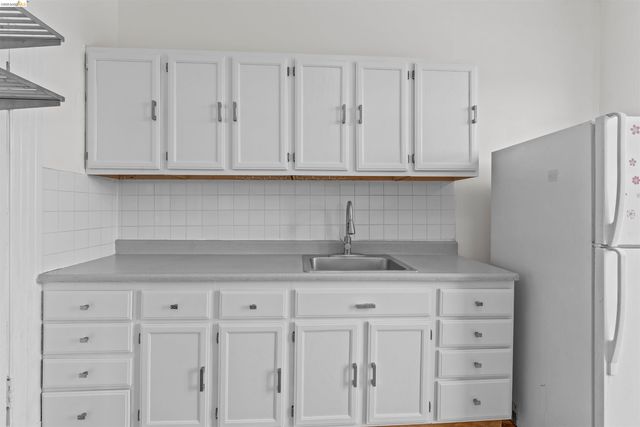 402 E 10Th St, Oakland, CA 94606