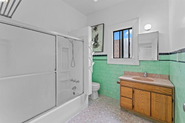 402 E 10Th St, Oakland, CA 94606