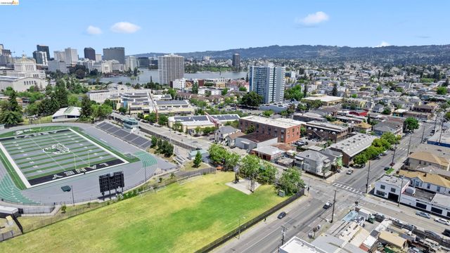 402 E 10Th St, Oakland, CA 94606