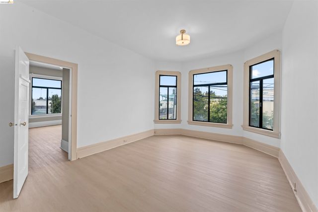 402 E 10Th St, Oakland, CA 94606