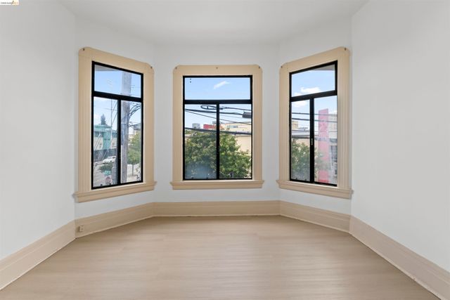 402 E 10Th St, Oakland, CA 94606