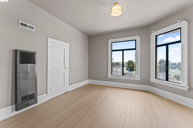402 E 10Th St, Oakland, CA 94606